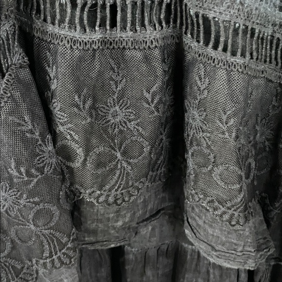 Elegant Navy Lace Sleeveless Top - Picture 7 of 8